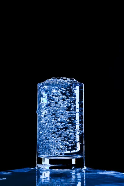 Vista di bel vetro ottenere riempito con acqua — Foto Stock