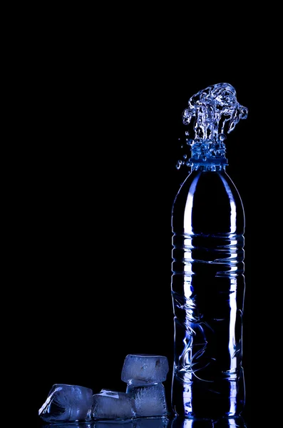 Vista da garrafa agradável que obtém enchido com água — Fotografia de Stock