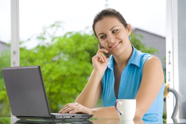 onu laptop ile genç güzel kadın portresi