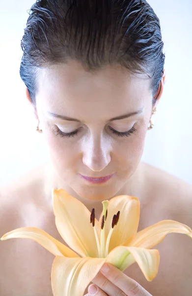 High key portrait of nice brunette with big lily flower — Stock Photo, Image