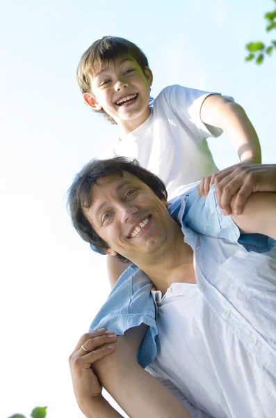 Retrato del joven padre feliz ocupado con su hijo — Foto de Stock