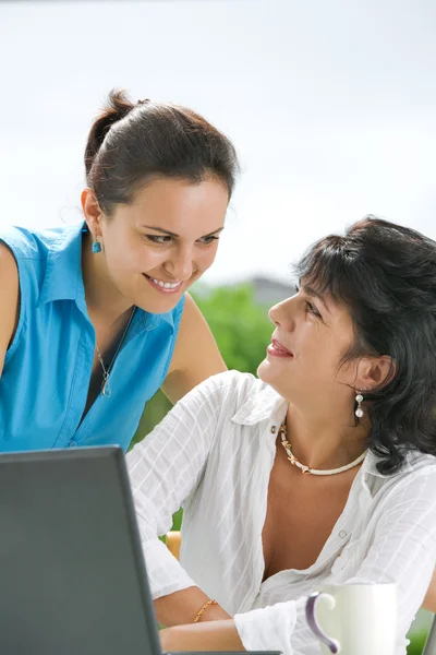 Retrato de família feliz ficando ocupado com laptop — Fotografia de Stock