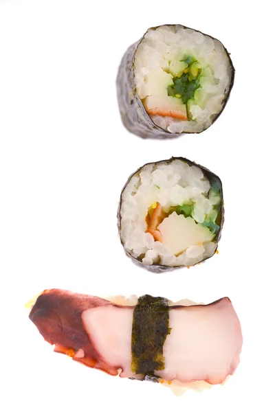 Nahaufnahme von frischen Sushi-Brötchen isoliert auf weißem Rücken — Stockfoto