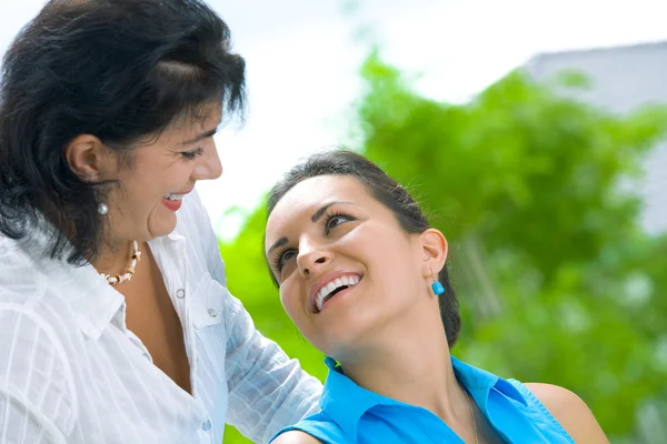 Portret van twee mooie vrouwen in zomer omgeving — Stockfoto