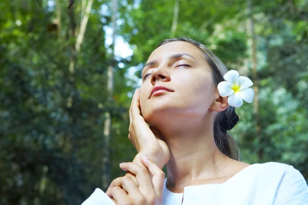 Retrato de humano fresco e bonito com flor no ambiente de verão — Fotografia de Stock