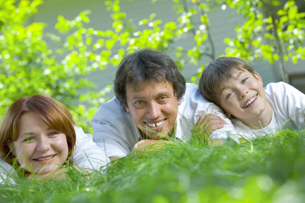 Πορτρέτο των νέων ευτυχισμένη οικογένεια στο περιβάλλον, το καλοκαίρι — Φωτογραφία Αρχείου