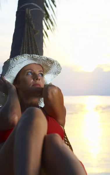 Vista de la mujer agradable descansando en hamaca en ambiente tropical — Foto de Stock