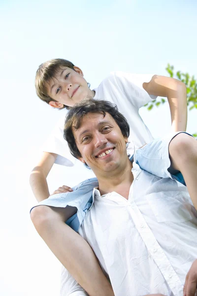 Portret młodego szczęśliwy ojciec coraz zajęty z jego syn — Zdjęcie stockowe