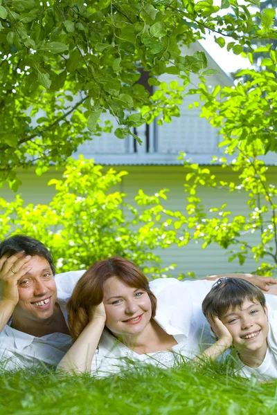 Portrait de jeune famille heureuse en milieu estival — Photo