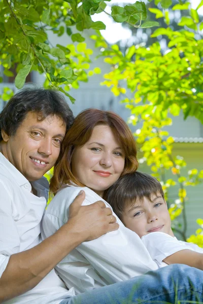 Genç yaz ortamında mutlu bir aile portresi — Stok fotoğraf