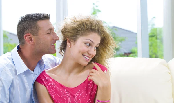 Portret van jonge aantrekkelijke gelukkige paar in huiselijke omgeving — Stockfoto