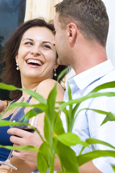 Портрет молодої щасливої пари в домашньому середовищі — стокове фото