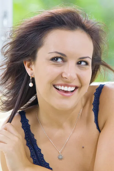 Портрет счастливой молодой женщины, которая хорошо проводит время — стоковое фото