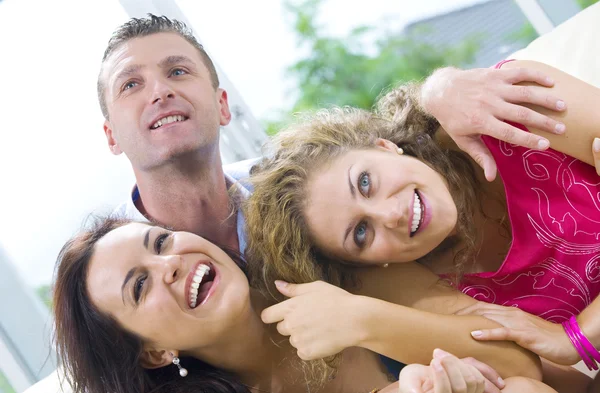 Retrato de joven feliz atractivo pasar un buen rato — Foto de Stock