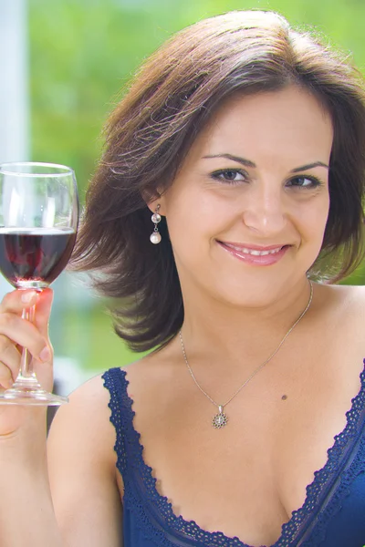 Retrato de una joven feliz pasándola bien — Foto de Stock