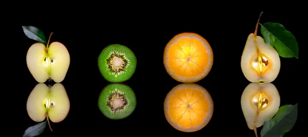 Закрыть вид скользкого кусочка фруктов на черной спине — стоковое фото