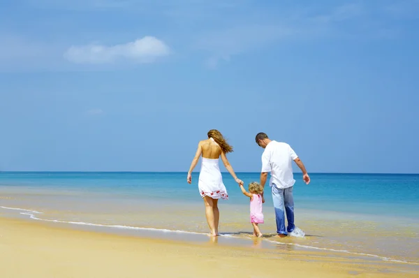 Vista da família jovem passar o tempo na praia — Fotografia de Stock