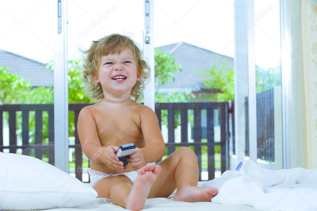 Portrait Cle Haut De Jeune Bebe Avec Telephone Portable Image Libre De Droit Par Ersler C Portrait Cle Haut De Jeune Bebe Avec Telephone Portable Image Libre De Droit Par Ersler C