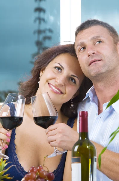 Retrato de pareja feliz joven en el ambiente doméstico — Foto de Stock