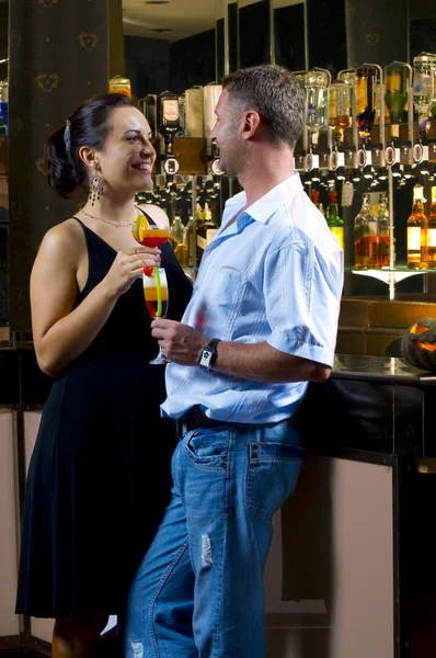 Retrato movido de jóvenes atractivos divirtiéndose en club nocturno — Foto de Stock