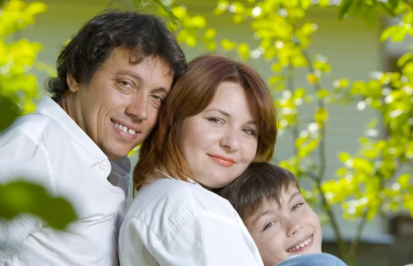 Retrato de jovem família feliz no ambiente de verão — Fotografia de Stock