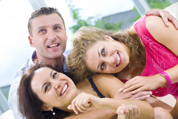 Retrato de joven feliz atractivo pasar un buen rato —  Fotos de Stock