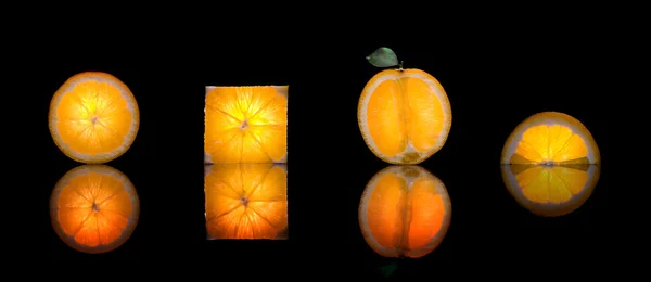 Vista de fatias de laranja fresca na parte traseira preta — Fotografia de Stock