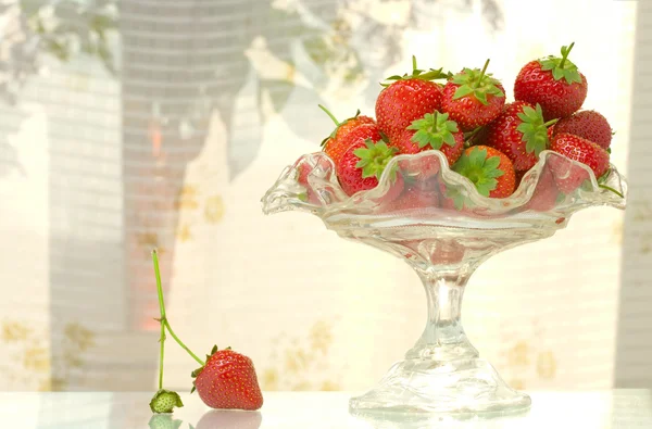 Photo haute clé du plat de fruits rempli de belles fraises rouges — Photo