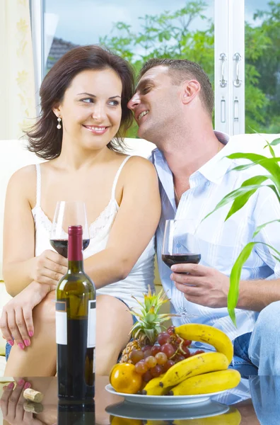 Retrato de pareja feliz joven en el ambiente doméstico — Foto de Stock