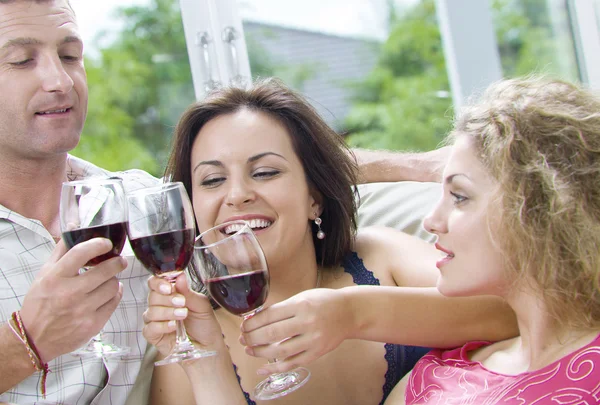 Retrato de joven feliz atractivo teniendo un poco de vino — Foto de Stock