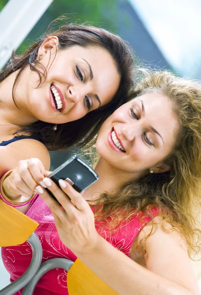 Retrato de dos chicas atractivas jóvenes pasándola bien —  Fotos de Stock