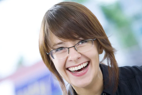 Retrato de una mujer joven y bonita en un entorno empresarial —  Fotos de Stock