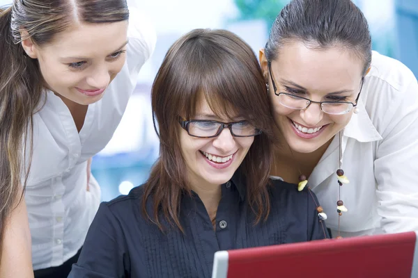 Porträt junger hübscher Frauen, die über ein Projekt im Büroumfeld diskutieren — Stockfoto