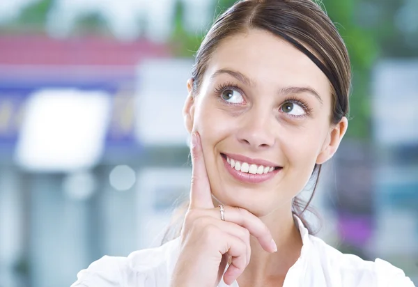 Retrato de una mujer joven y bonita en un entorno empresarial —  Fotos de Stock