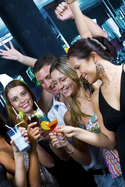 Retrato de jóvenes atractivos divirtiéndose en club nocturno — Foto de Stock