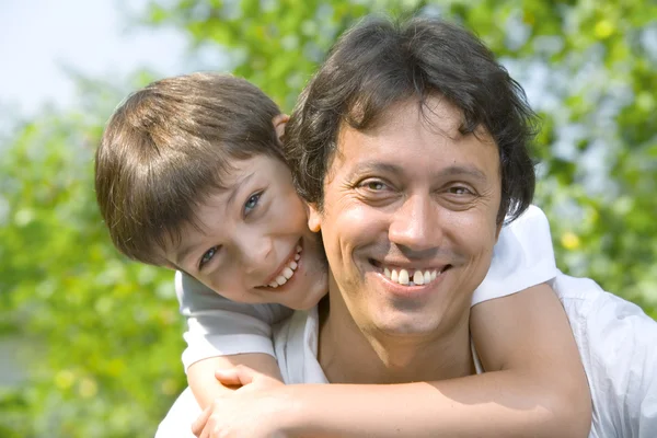 Portrait de jeune père heureux occupé avec son fils — Photo