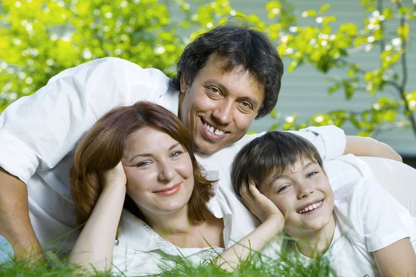 Retrato de jovem família feliz no ambiente de verão — Fotografia de Stock