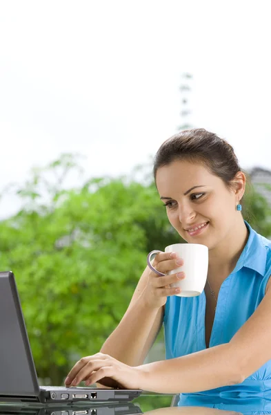 Porträtt av ung vacker kvinna med sin laptop — Stockfoto