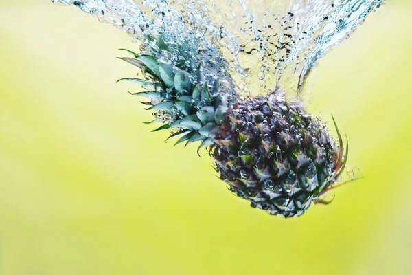 Vue d'un beau gros ananas traversant l'eau — Photo