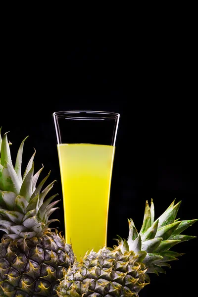 Vista de suco de abacaxi fresco salpicando de vidro — Fotografia de Stock
