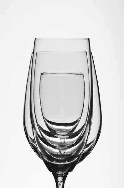 Vista de cerca de las gafas de vino aisladas en la espalda blanca — Foto de Stock
