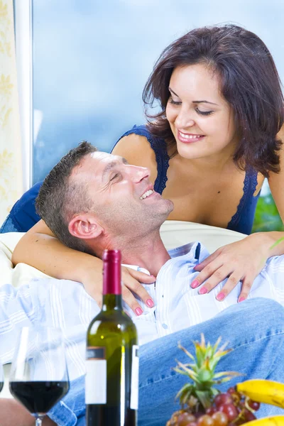 Portret van jonge gelukkige paar in huiselijke omgeving — Stockfoto