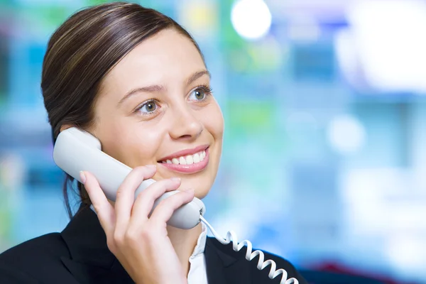 Retrato de una mujer joven y bonita en un entorno empresarial — Foto de Stock