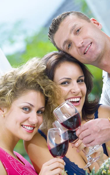 Retrato de joven feliz atractivo teniendo un poco de vino — Foto de Stock