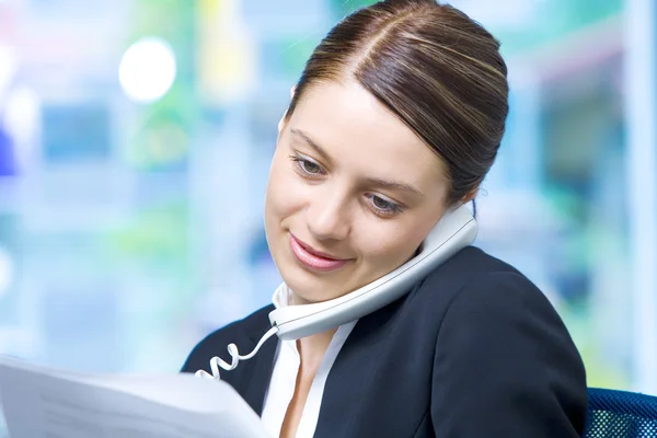 Retrato de una mujer joven y bonita en un entorno empresarial —  Fotos de Stock