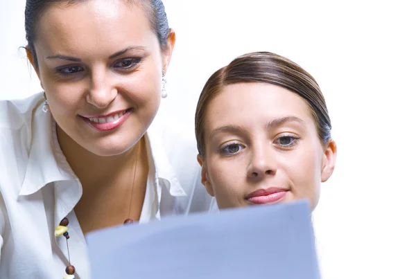 Retrato de una mujer joven y bonita en un entorno empresarial —  Fotos de Stock