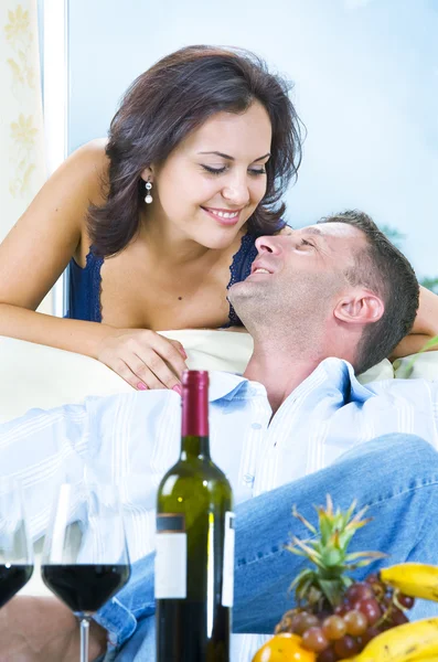 Portrét mladého šťastnému páru v domácím prostředí — Stock fotografie
