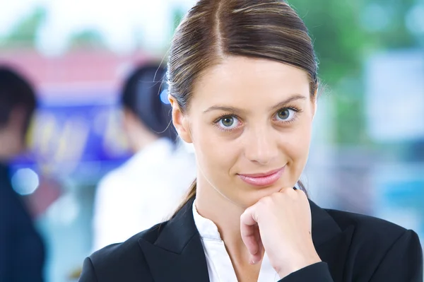 Ritratto di giovani belle donne che discutono di progetto in ambiente d'ufficio — Foto Stock