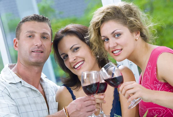 Retrato de joven feliz atractivo teniendo un poco de vino — Foto de Stock