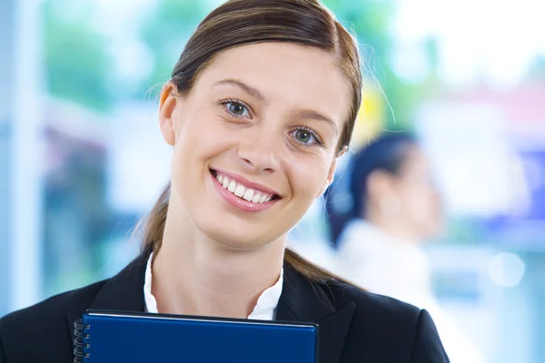 Ritratto di giovani belle donne che discutono di progetto in ambiente d'ufficio — Foto Stock